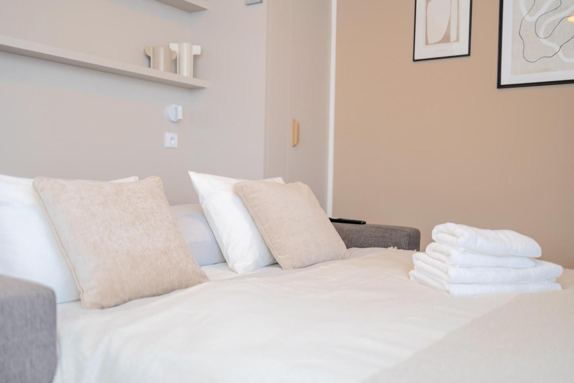 Bright 2Br - 4Th Floor, Balcony, Free Parking By Gravity Prague公寓 外观 照片